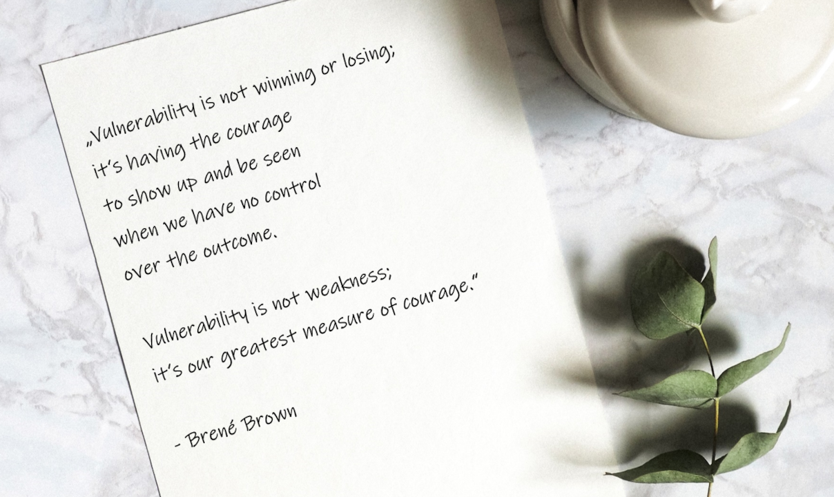 Zitat von Brené Brown auf weißem Papier