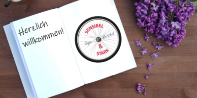 Willkomensbild mit Blumen auf dem Tisch