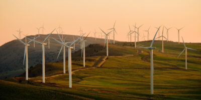 Windräder auf hügeliger Landschaft