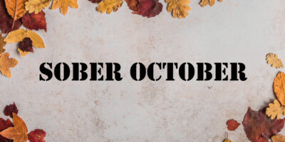 Herbstblätter mit Sober October Schrift