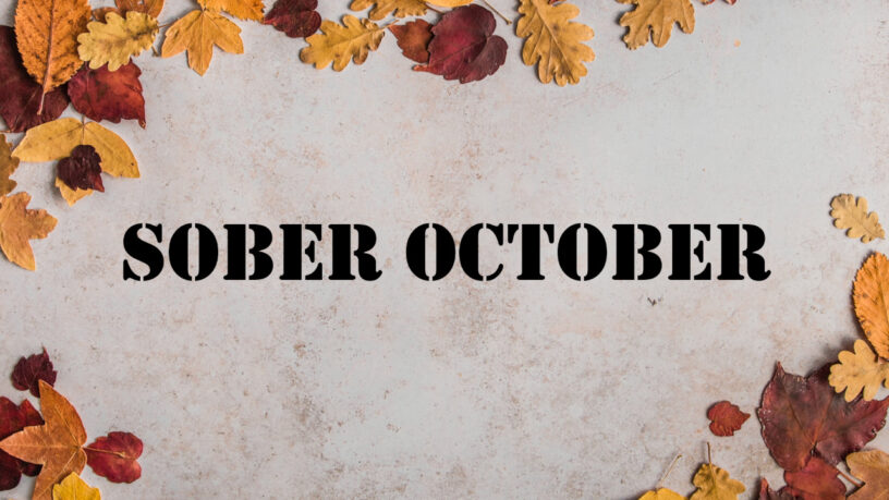Herbstblätter mit Sober October Schrift