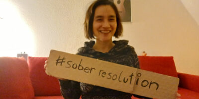 Sonja mit #sobersesolution Schild